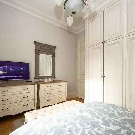 דירה Pinterest In The Center